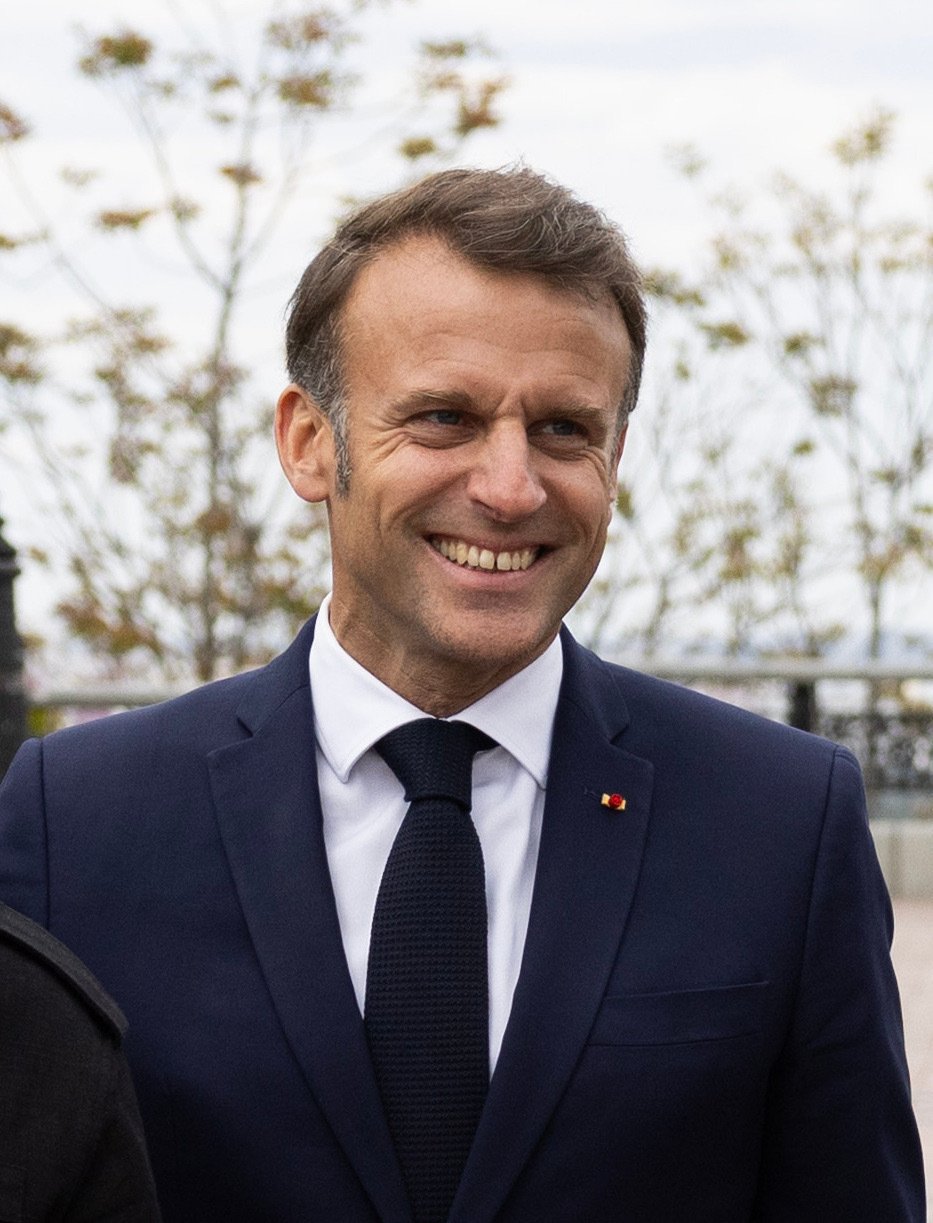 big mac macron tete moqueur large sourire