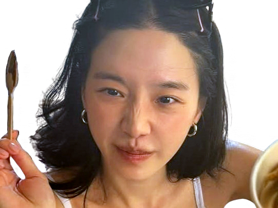park gyu young grimace actrice coreenne mignonne cute glace chocolat cuillere pot lunettes soleil
