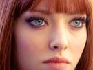 amanda-seyfried-sylvia-weiss-time-out-rousse-frange-yeux-vert-emeraude-smaragdin-lys-fic-bloop