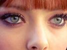 amanda-seyfried-sylvia-weiss-time-out-rousse-frange-yeux-vert-emeraude-smaragdin-lys-fic-bloop