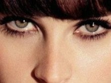 felicity jones star wars cheveux noir yeux vert poetesse non romancable dommage effacee fic bloop