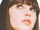 felicity-jones-star-wars-cheveux-noir-yeux-vert-poetesse-non-romancable-dommage-effacee-fic-bloop
