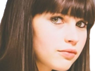 felicity-jones-star-wars-cheveux-noir-yeux-vert-poetesse-non-romancable-dommage-effacee-fic-bloop