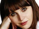 felicity-jones-star-wars-cheveux-noir-yeux-vert-poetesse-non-romancable-dommage-effacee-fic-bloop