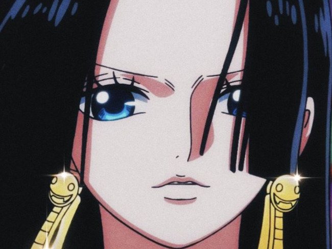 boa hancock one piece cheveux noir yeux bleu boucle oreille serpent fic bloop