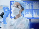 chercheuse-scientifique-echantillon-masque-asiatique-chinoise-laboratoire-science-observation-gif