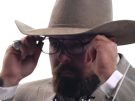 baptiste-marchais-bench-cigare-cowboy-chapeau-lunettes-deodati-costume