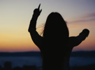 bianca-costa-va-bene-clip-coucher-de-soleil-femme-belle-bresilienne-chanteuse-danse