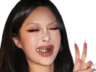 camo-coreenne-asiatique-chanteuse-rap-style-cute-mignonne-sourire-dent-badass-peace-zinzoline-grimace-troll