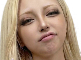 asiatique asian badass style blonde rinka mazogari doigt fuck mignonne cute grimace sourire zoom