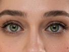 cemre-baysel-actrice-turque-zoom-yeux-vingtaine-noisette-vert-verts-soie