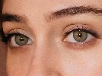 cemre baysel actrice turque zoom yeux vingtaine noisette vert verts soie