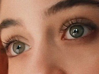 cemre baysel actrice turque zoom yeux vingtaine noisette vert verts soie