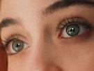 cemre-baysel-actrice-turque-zoom-yeux-vingtaine-noisette-vert-verts-soie