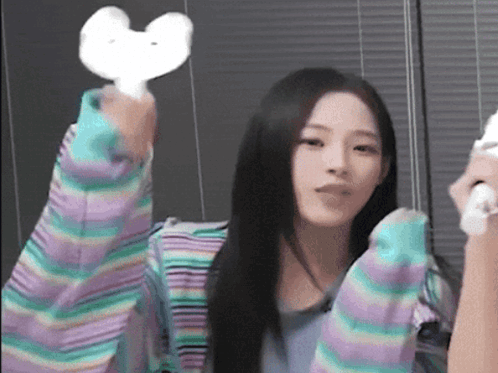 newjeans kpop minji kim coreenne femme cheering cheers encourage danse hype gif