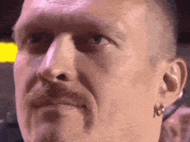 usyk fury oleksandr boxe staredown faceoff regard determination boxeur poids lourds champion gif
