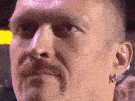 usyk-fury-oleksandr-boxe-staredown-faceoff-regard-determination-boxeur-poids-lourds-champion-gif