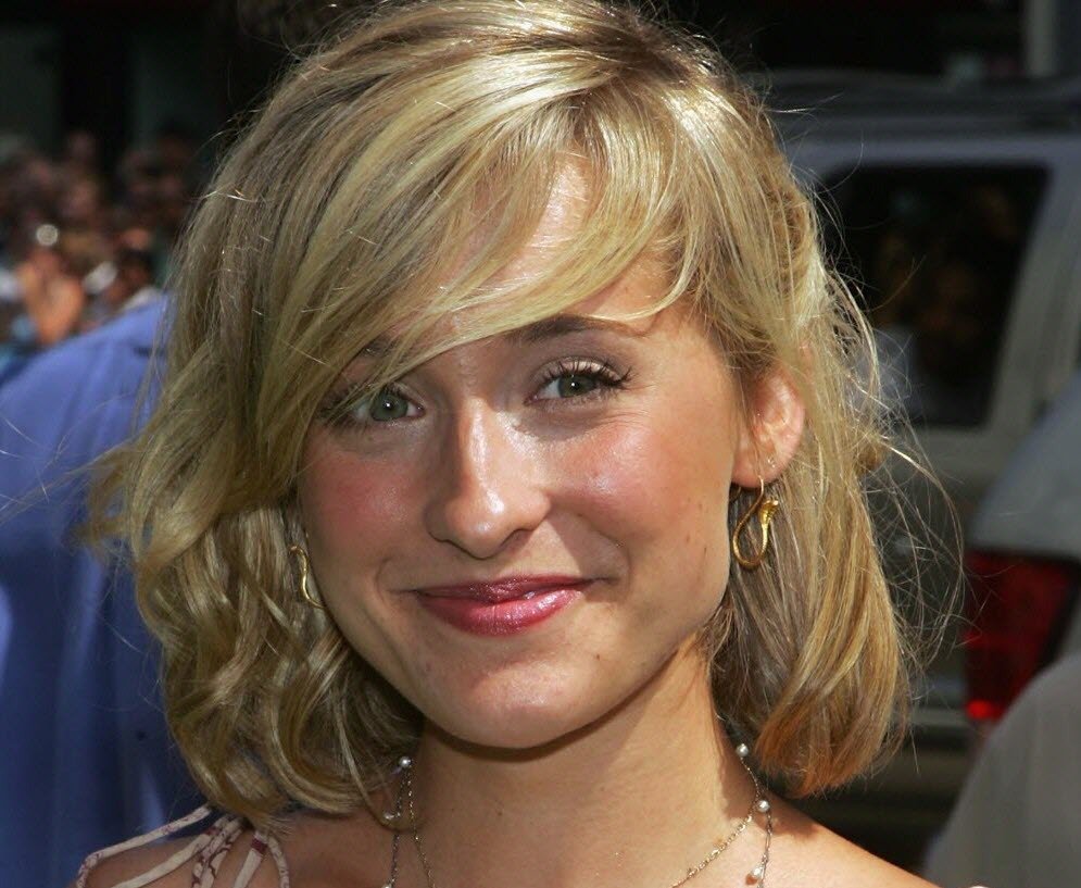 allison mack nxivm actress celeb cine tvshow smallville sullivan shrunk jenny keith corrupt scandal sza