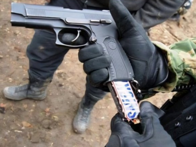 pistolet calibre barre chocolatee chocolat snickers recharge recharger rechargement flingue bluff munition