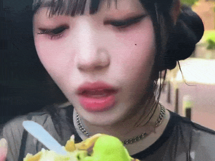 triples kpop chaewon eat streetfood