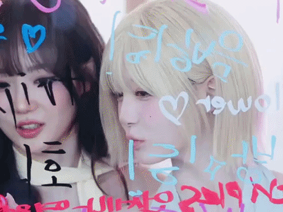triples kpop chaewon kiss