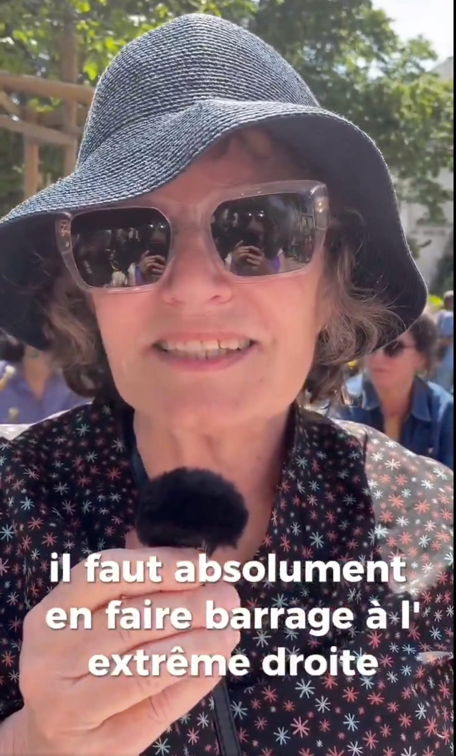 boomeuse vieille lfi gaucho gauchiasse boomer gauche melenchon saint denis militant castor barrage barage