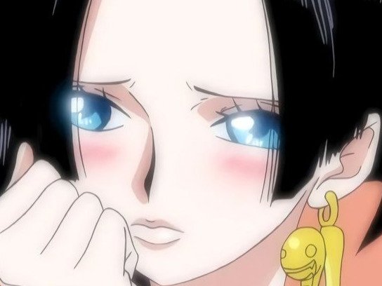 boa hancock one piece cheveux noir yeux bleu boucles oreille serpent fic bloop