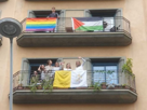 balcon-difference-drapeau-drapeaux-vatican-palestine-lgbt-tare-solo-tout-seul-famille-normale-normaux-gauchiste