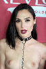 gal-gadot-wife-actress-celeb-wond-1984-notice-diana-gisele-reina-cleo-kika-laisse-perro