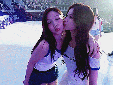 sana nayeon twice kpop gif bisou