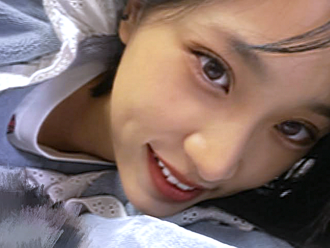 june liu mannequin charme asiatique chinoise spicygum lit maline coquine demoniaque sourire