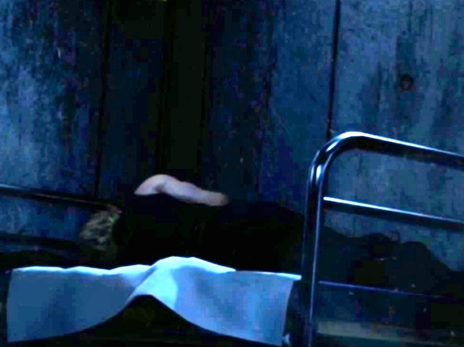 cloud strife ff7 final fantasy vii dort dormir nuit lit chambre