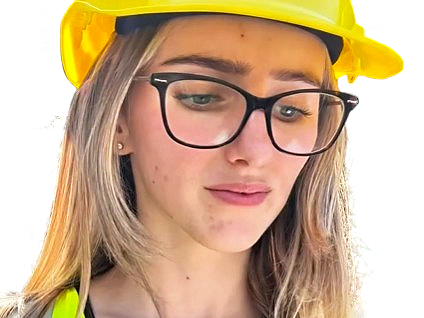 arabella wilcock blonde casque chantier travail observation lunettes depitee