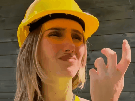 arabella-wilcock-blonde-casque-chantier-travail-observation-depitee-gif