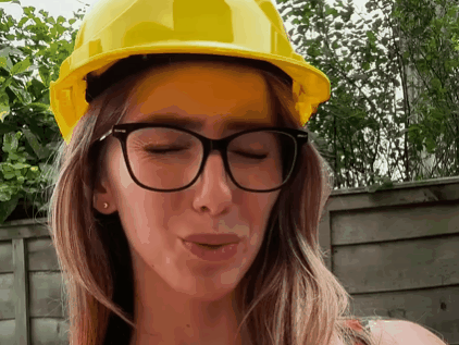 arabella wilcock blonde casque chantier travail observation depitee mignonne grimace gif lunettes