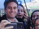 attal-chad-gabriel-populaire-stacy-mog-mogging-photo-epop-sourire-selfie-fille-bg-groupies-groupie