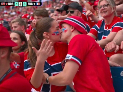 supporter supportrice bisou exhibe femme meuf copine embrasse norvegien norvege france cdm coupe monde 2026