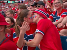 supporter-supportrice-bisou-exhibe-femme-meuf-copine-embrasse-norvegien-norvege-france-cdm-coupe-monde-2026