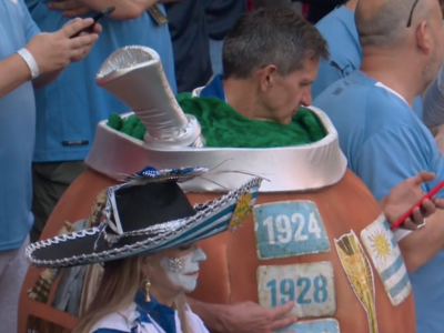 supporter supporters uruguayens uruguay deguises deguisement costume ballon cdm coupe du monde 2026