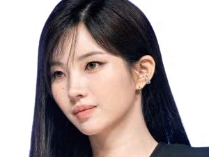 idle jeon soyeon rappeuse chanteuse coreenne kpop regard belle bienveillante attentive