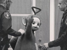 tinky-winky-teletubbies-violet-doigt-dhonneur-d-honneur-fuck-tribunal-gangsta-policiers-arrestation-noir-blanc