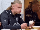 erling-haaland-manger-bouffe-ogre-goinfre-foot-football-faim