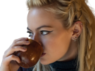 annie-landsberg-maniac-serie-emma-emily-jean-stone-actrice-productrice-americaine-blonde-femme-elfe