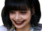 lisa-blackpink-demoniaque-malsaine-kpop-sourire