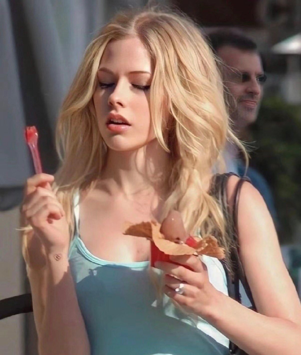 av lav vigne sing musica famosa people artist tiny sk8 mtv sux lul trad wife