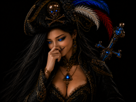 alicia-bleue-brune-princesse-pirate-rire