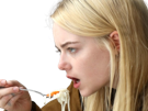 annie-landsberg-maniac-serie-emma-emily-jean-stone-actrice-productrice-americaine-blonde-femme-lunettes-cigarette