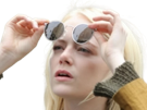 annie-landsberg-maniac-serie-emma-emily-jean-stone-actrice-productrice-americaine-blonde-femme-lunettes-cigarette