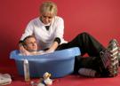 emmanuel-macron-brigitte-bebe-bain-president-enfant-laver-mousse-canard-bassine