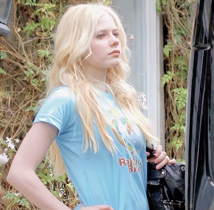 av lav vigne sing musica famosa people artist skinny sk8 mtv sux lul trad wife